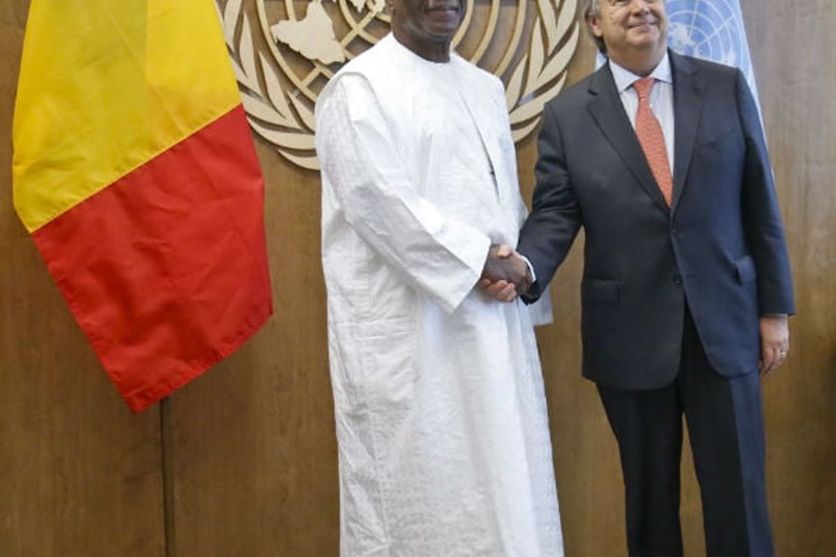 Le Secrétaire général des Nations Unies António Guterres, à droite, et le Président du Mali, Ibrahim Boubacar Keita, posent avec une poignée de main avant leur réunion aux Nations Unies, le lundi 18 septembre 2017 © Bebeto Matthews/AP/SIPA