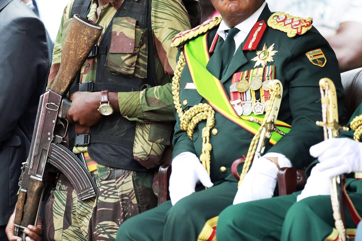 Le général Constantino Chiwenga assiste à la cérémonie d’investiture présidentielle dans la capitale Harare, le 24 novembre 2017 © Tsvangirayi Mukwazhi/AP/SIPA