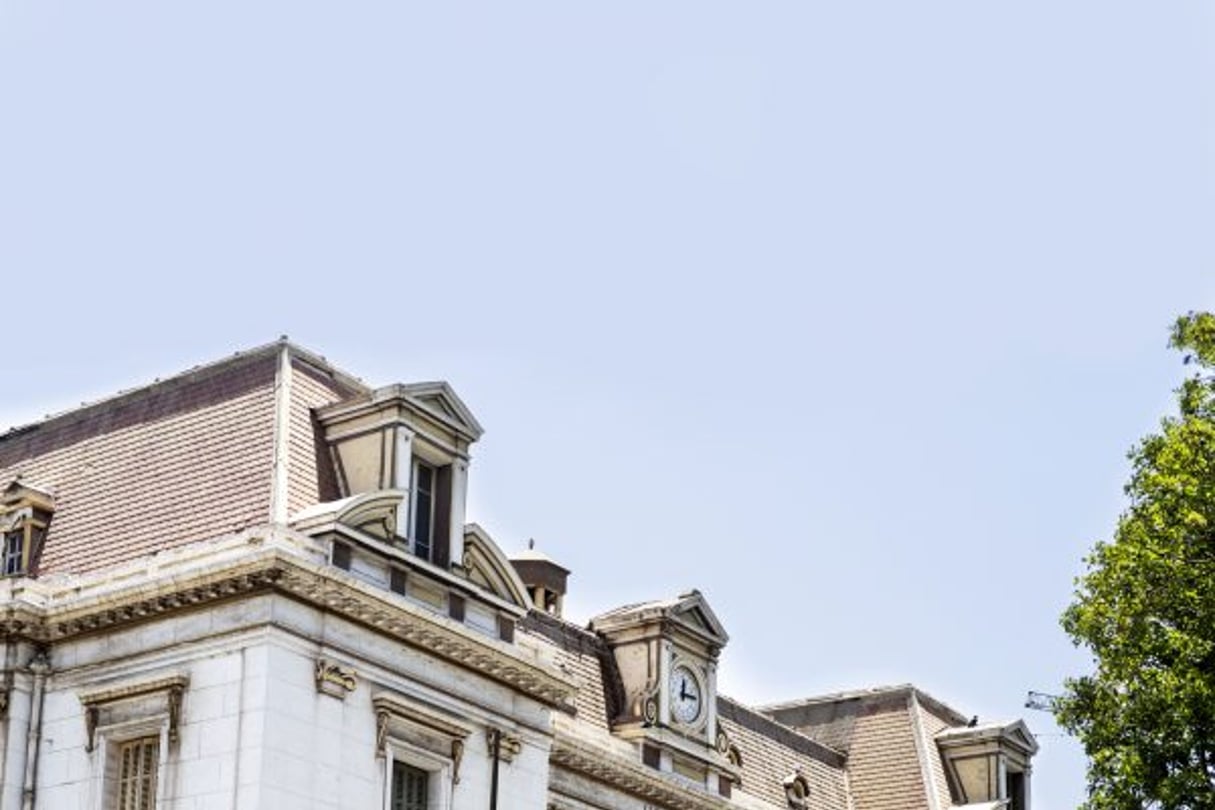 Une affiche, placée devant l’hôtel de ville, présente le décompte des jours passés en détention par Khalifa Sall. © Sylvain Cherkaoui