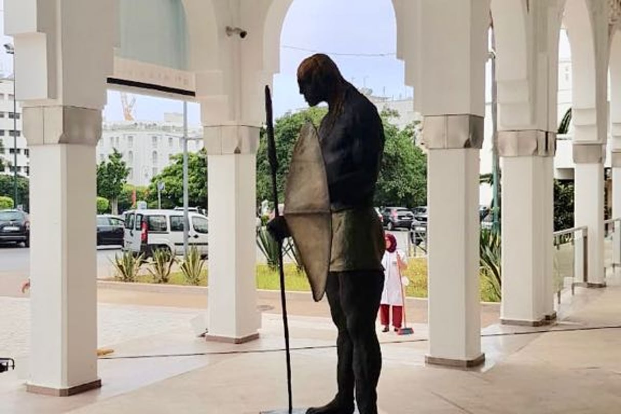 « Le guerrier debout », de Ousmane Sow, installé ce 27 juillet sur l’avenue Mohammed V à Rabat. © DR / Fondation nationale des musées marocains