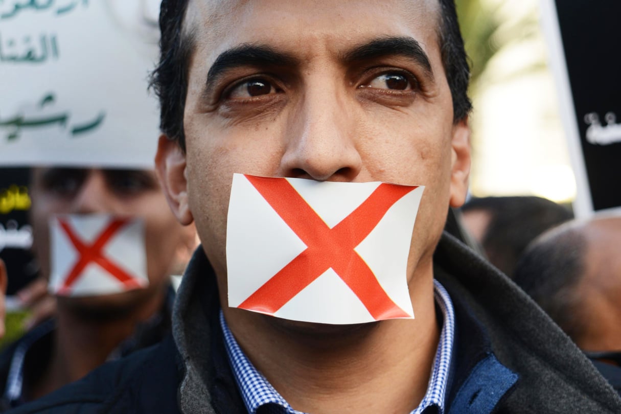 Les gens se rassemblent pour protester contre l’interdiction de chant du chanteur Rachid Gholam (C) lors de la Journée internationale des droits de l’homme devant le bâtiment du parlement à Rabat, au Maroc, le 10 décembre 2015. © Mustapha Houbais/Anadolu Agency/AFP