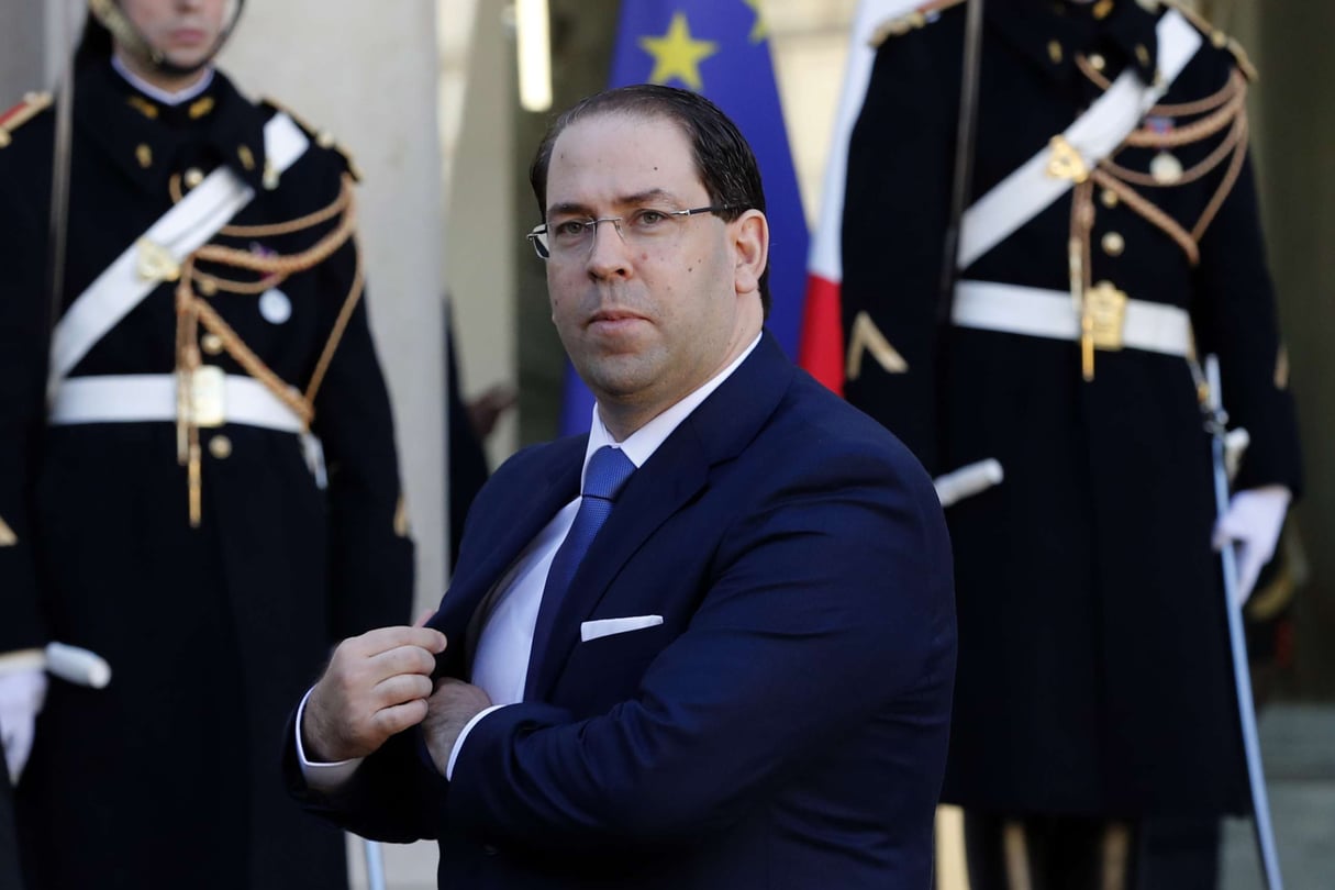 Le chef du gouvernement tunisien Youssef Chahed dans la cour de l’Élysée, siège de la présidence française, vendredi 15 février 2018. © Christophe Ena/AP/SIPA