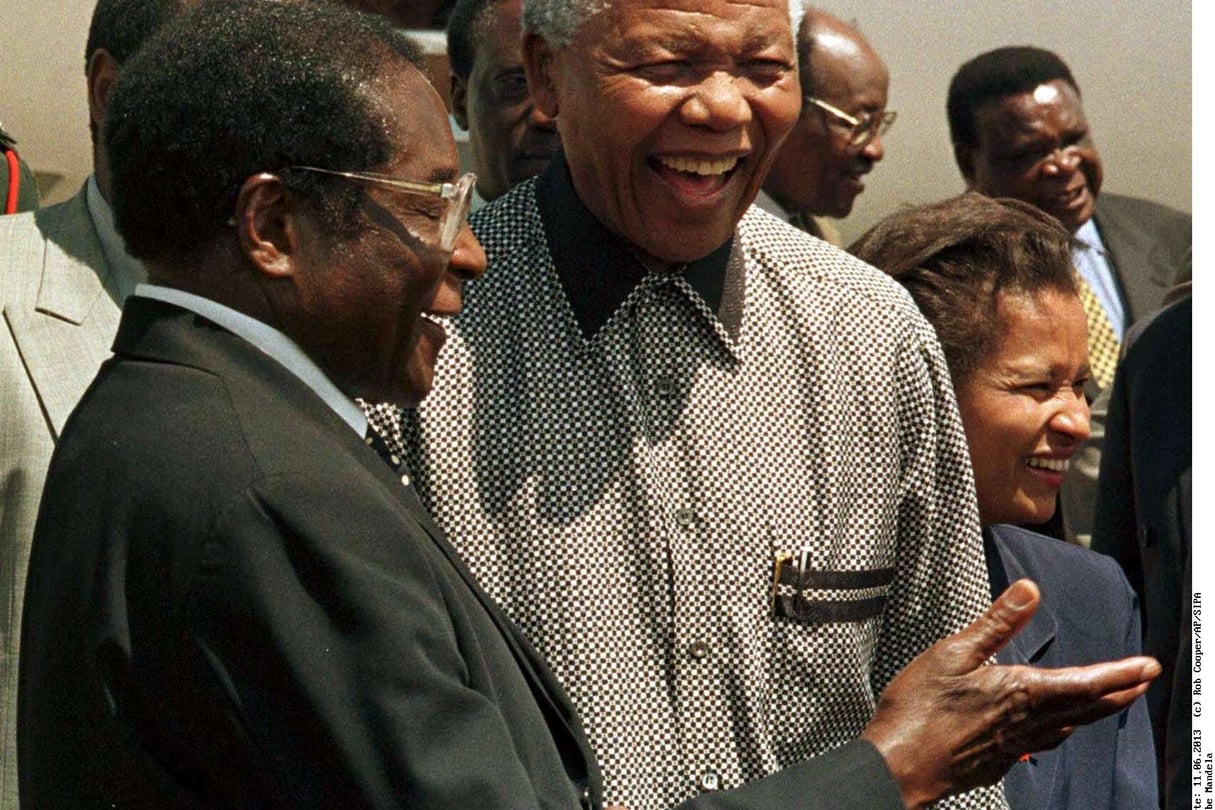 Robert Mugabe et Nelson Mandela à Harare, le 13 décembre 1998. © Rob Cooper/AP/SIPA