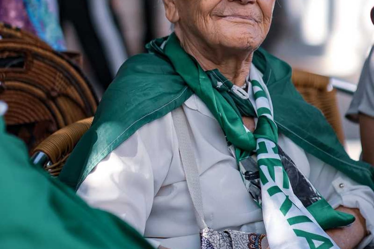 Comme tous les vendredis, Louisette Ighilahriz, figure de l’indépendance de l’Algérie, est présente et apporte son soutien aux manifestants du Hirak. À Alger, le 6 septembre 2019. © Sabri Benalycherif