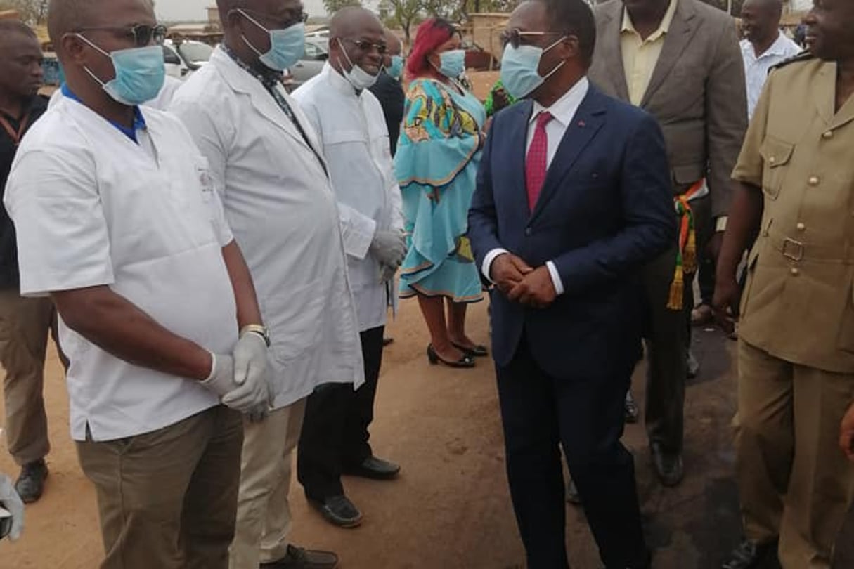 Le Dr Aka Aouélé, le ministre ivoirien de la Santé et de l’Hygiène publique, lors d’une visite à Laleraba, à la frontière entre la Côte d’Ivoire et le Burkina Faso, mardi 10 mars.