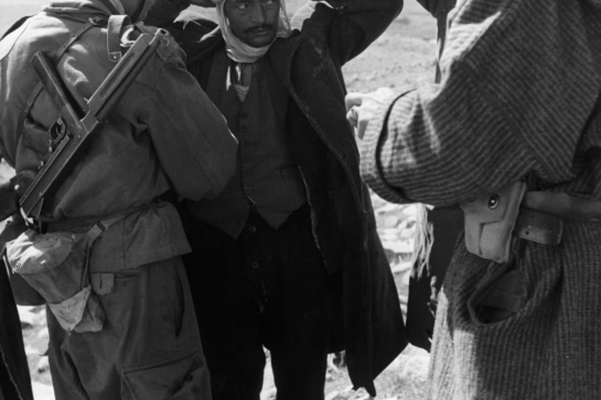 Des soldats français contrôlent un Algérien, pendant une opération de ratissage entre 1957 et 1960, en pleine guerre d’Algérie. (Photo non datée). © Les Reporters Associés