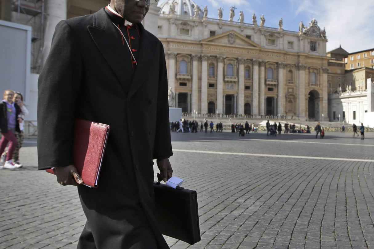 Cardinal Robert Sarah sur la place Saint Pierre le 4 mars 2013. © Andrew Medichini/AP/Sipa