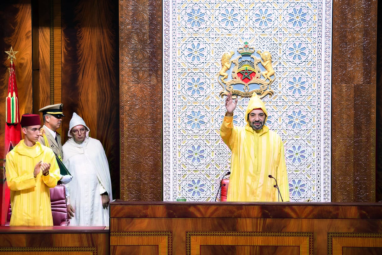 Le roi Mohammed VI salue les parlementaires à son arrivée à la session d’ouverture du Parlement marocain, sous les applaudissements du prince héritier Moulay Hassan, à Rabat, le 14 octobre 2022. © Moroccan Royal Palace via AP/SIPA