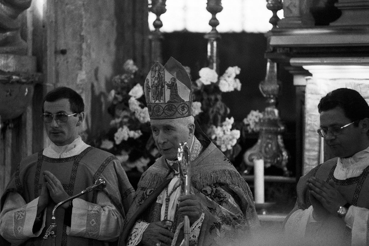 Cérémonie de confirmation par l'évêque traditionaliste Mgr Marcel Lefebvre en l'église Saint-Nicolas-du-Chardonnet, le 27 mai 1979 à Paris, France. &copy; François LOCHON/Gamma-Rapho via Getty Images