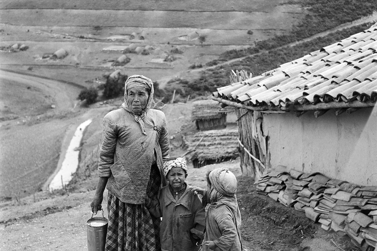 Femme et enfants dans un camp de regroupement Femme et enfants dans le camp de regroupement de Novi, Algérie, le 24 décembre 1959.
© KEYSTONE-FRANCE/GAMMA RAPHO