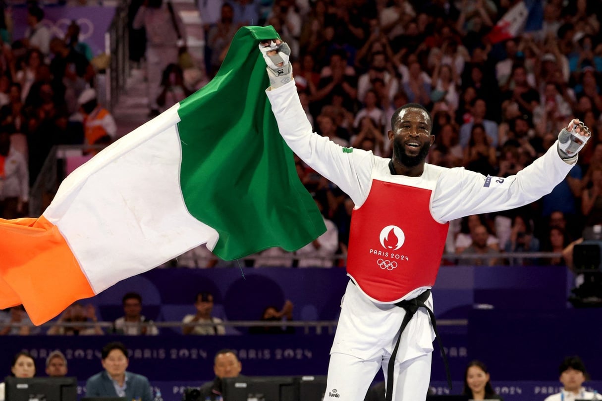 L'Ivoirien Cheick Sallah Cissé célèbre sa médaille de bronze. &copy; David GRAY / AFP