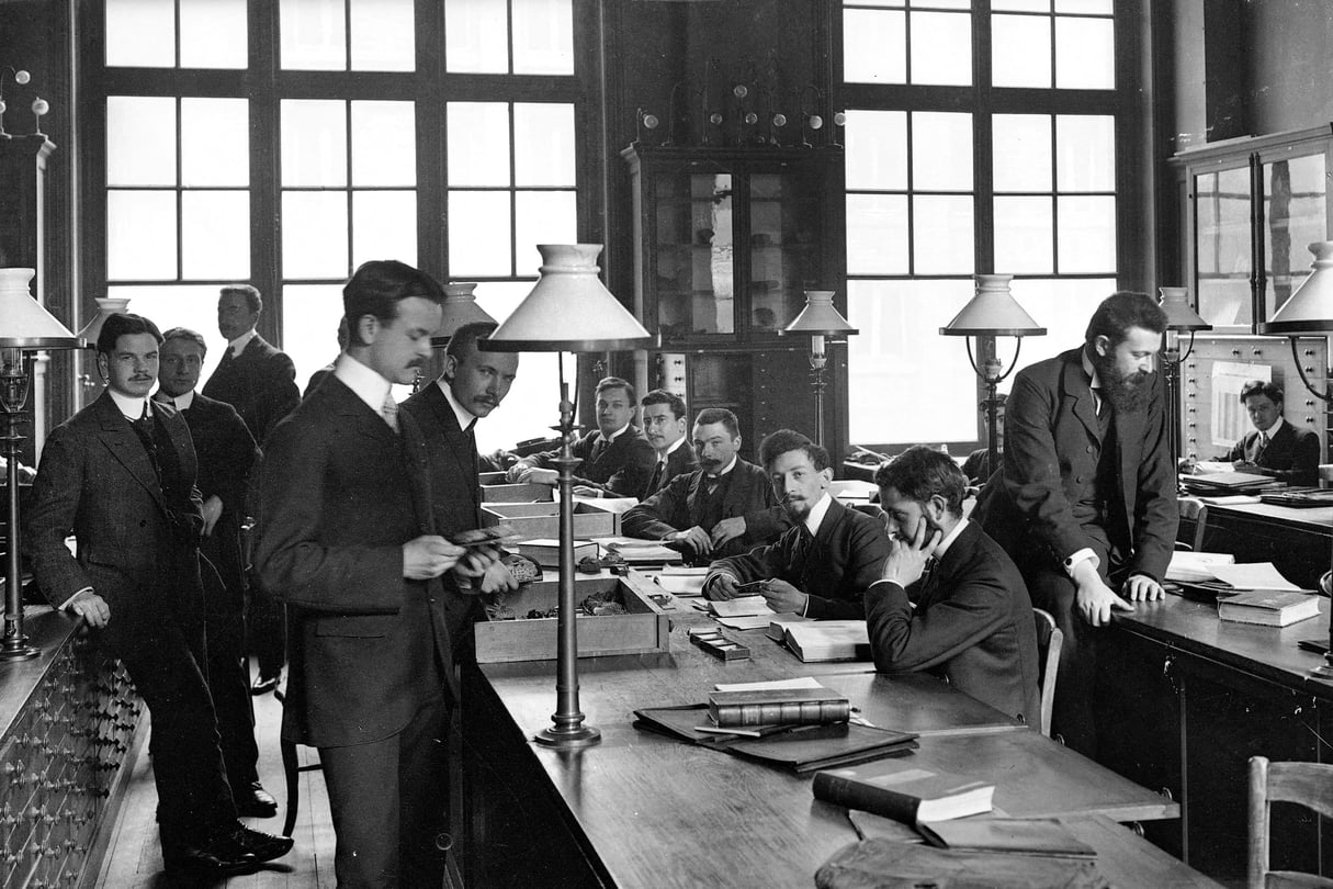 Le laboratoire de minéralogie de la Sorbonne, à Paris, vers 1900. &copy; Neurdein/Roger-Viollet