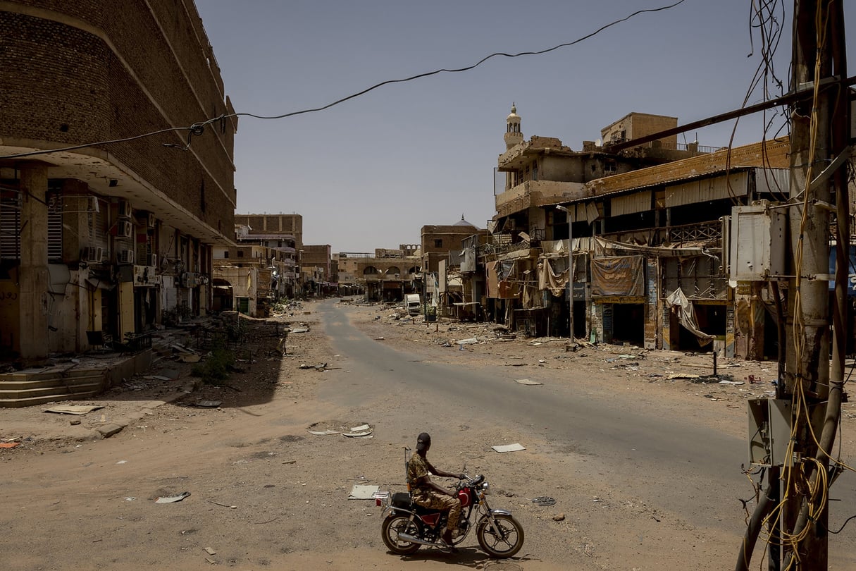 Un soldat des Forces armées soudanaises sur la place qui accueillait autrefois le marché d’Al-Shaabi à Omdourman, une zone reprise aux Forces de soutien rapide en mars 2024. © Ivor Prickett pour The New York Times – Photo libre de droit uniquement dans le cadre de la promotion de la 36e édition du Festival International du Photojournalisme « Visa pour l’Image – Perpignan » 2024. Cette image ne pourra plus être utilisée en libre de droit après le 31 décembre 2024.