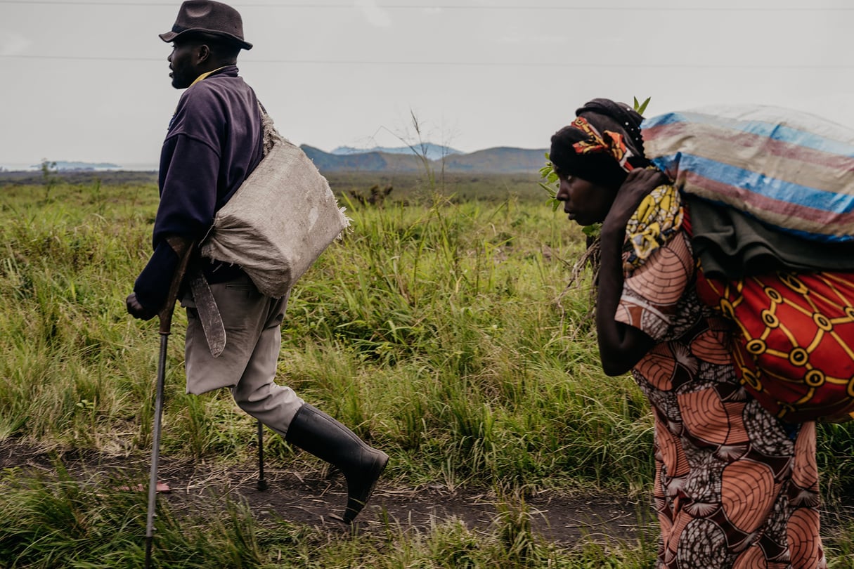  &copy; Une famille fuit vers la ville de Goma. Des tirs d’artillerie résonnaient, des avions d’assaut et des hélicoptères militaires passaient dans le ciel alors que les rebelles avançaient. Sak2, province du Nord-Kivu, République démocratique du Congo, 7 février 2024. © Hugh Kinsella Cunningham Lauréat du Visa d’or humanitaire du Comité International de la Croix-Rouge (CICR) 2024 Photo libre de droit uniquement dans le cadre de la promotion de la 36e édition du Festival International du Photojournalisme « Visa pour l&rsquo;Image &#8211; Perpignan » 2024. Cette image ne pourra plus être utilisée en libre de droit après le 31 décembre 2024.