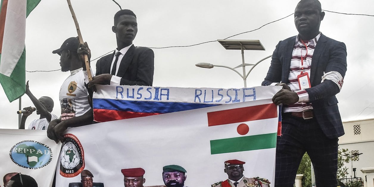 Abdourahamane Tiani et Assimi Goïta main dans la main à Bamako