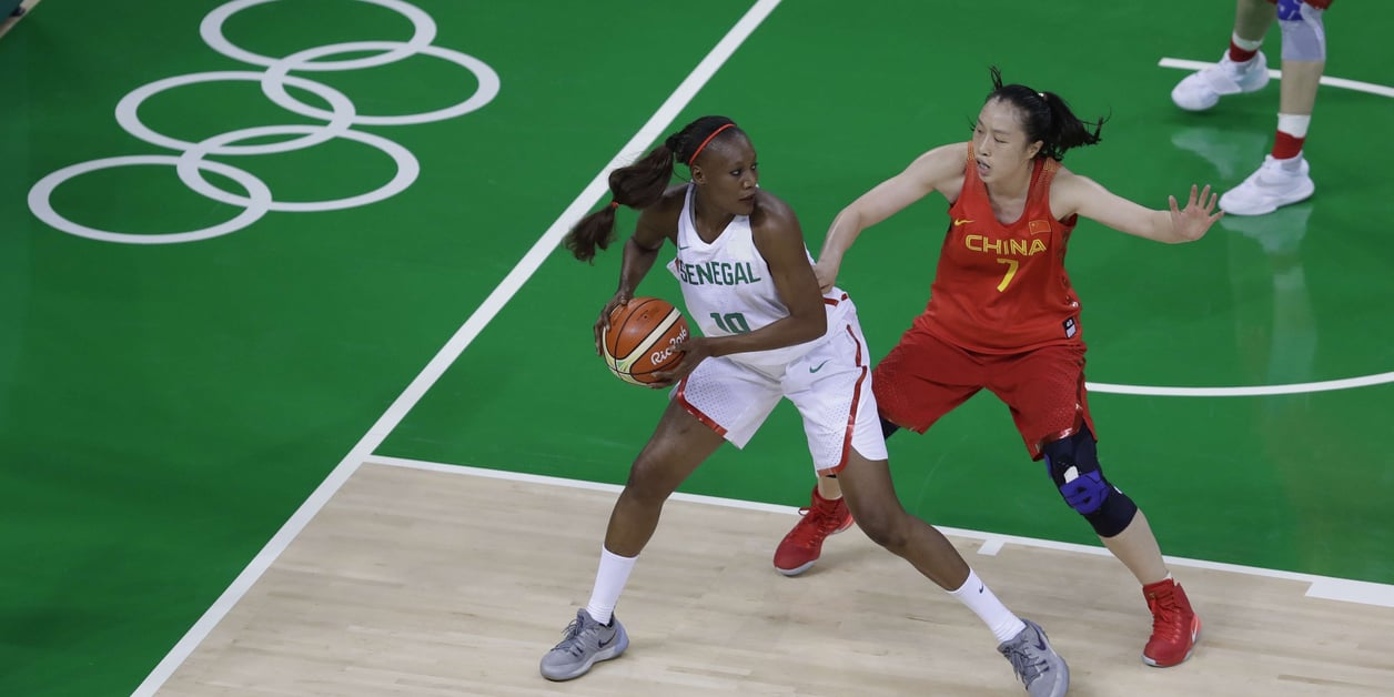 Jeux olympiques : quand une athlète blanche porte-drapeau du Sénégal fait  le buzz - Jeune Afrique