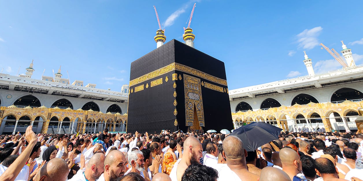 les musulmans prient au hajj