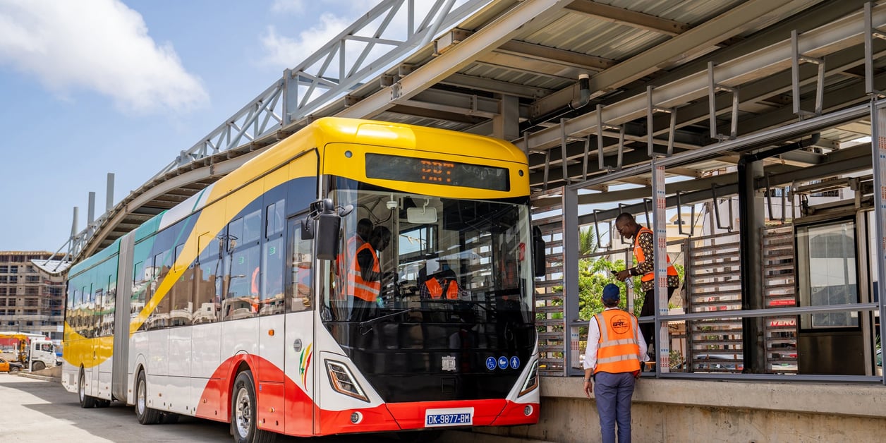 Financés, les bus électriques entreront en scène en 2024 à Dakar - Jeune  Afrique