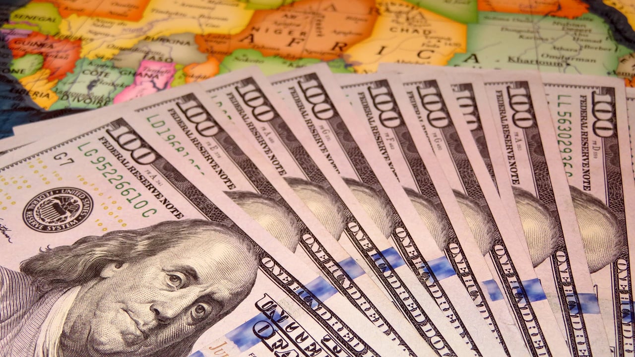 Le déclin du roi dollar, une aubaine pour l’Afrique ? – par Thaïs Brouck