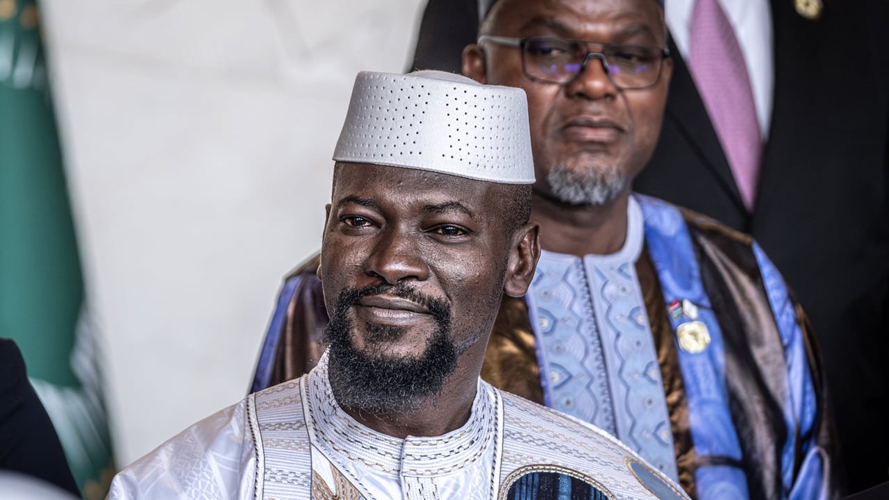 Rumeurs sur l’état de santé de Mamadi Doumbouya : de Singapour à la France, le discret séjour « de repos » du président guinéen