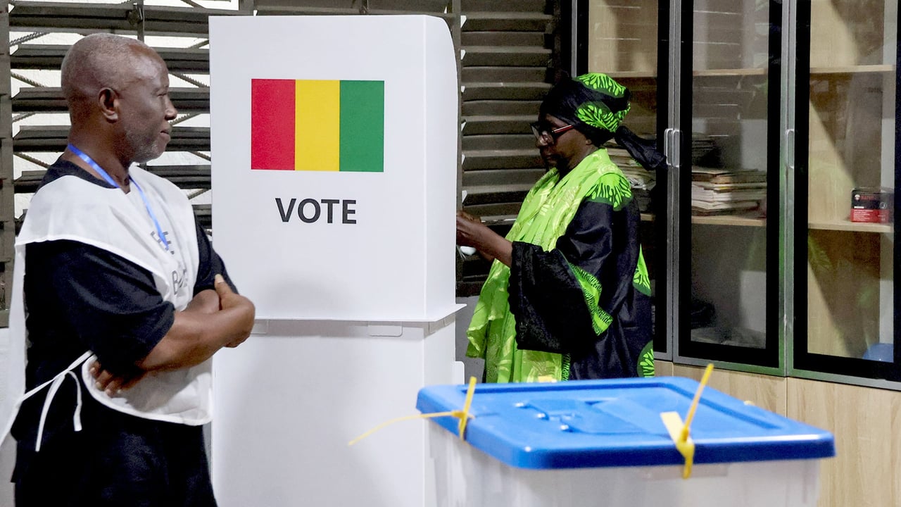 Élections en Guinée : comment les fidèles de Mamadi Doumbouya contournent l’interdiction de se présenter