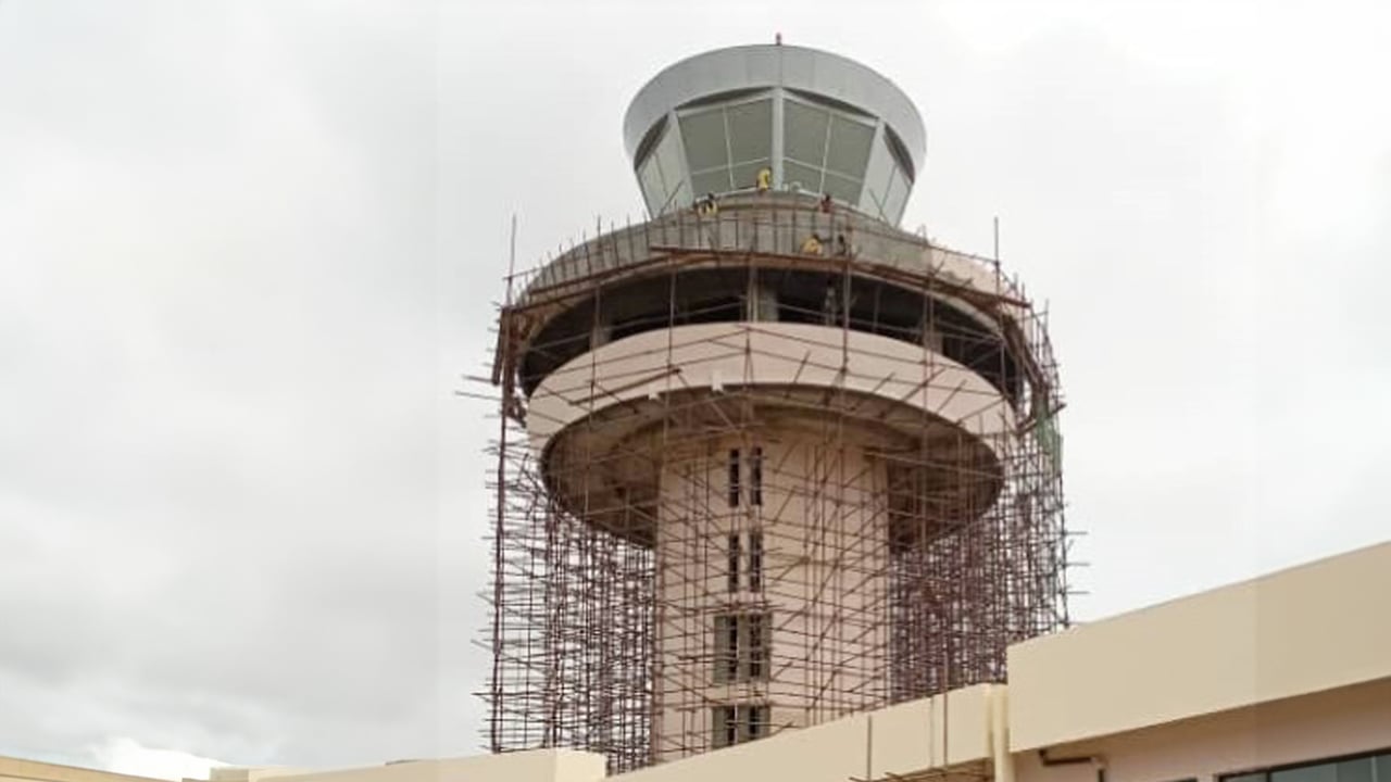 Aéroport de Bangui Pascal Bida Koyagbélé et Hervé Ndoba à couteaux