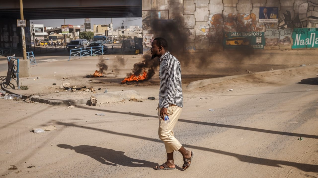 Au Sénégal, une manifestation contre le report de la présidentielle violemment réprimée