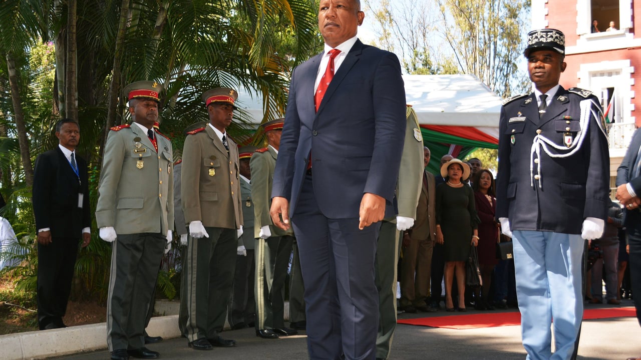 À Madagascar, Rajoelina reconduit son Premier ministre et pense déjà aux législatives Jeune