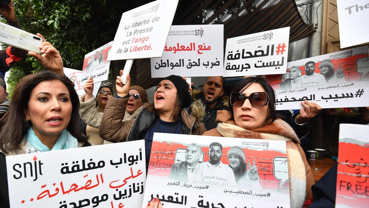 Tunisian journalists shout slogans against the government and demand the release of their colleague Zied El Heni during a rally in Tunis on January 10, 2024. © Fethi Belaid / AFP