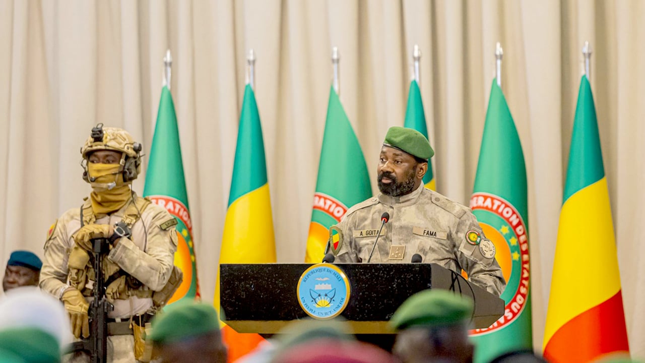 Rassurer avant de riposter : au Mali, la stratégie d’Assimi Goïta après le choc du 25 avril