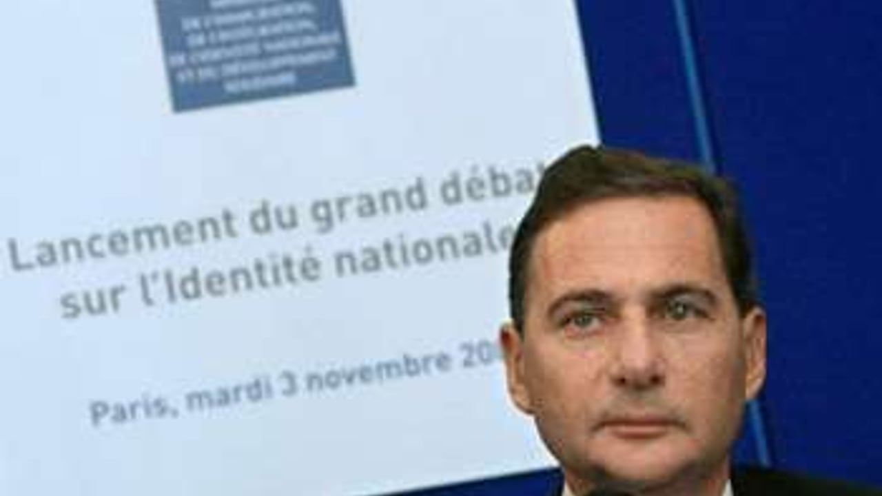 Etienne Besson Expulsions : Eric Besson fait du zèle