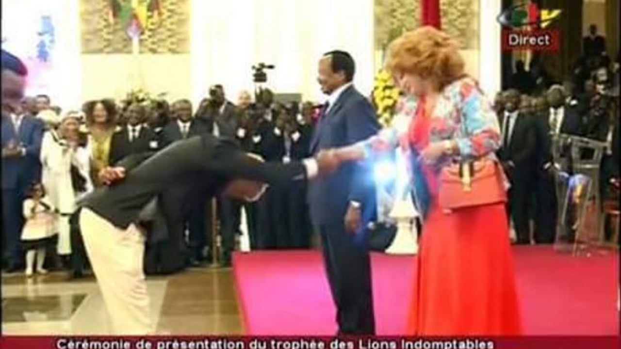 Cameroun : les Lions indomptables osent le #BidoungChallenge devant ...