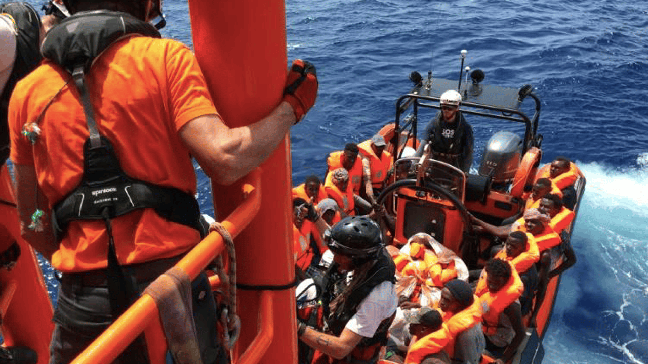Plus de 250 migrants secourus en trois jours par l’Ocean Viking au ...