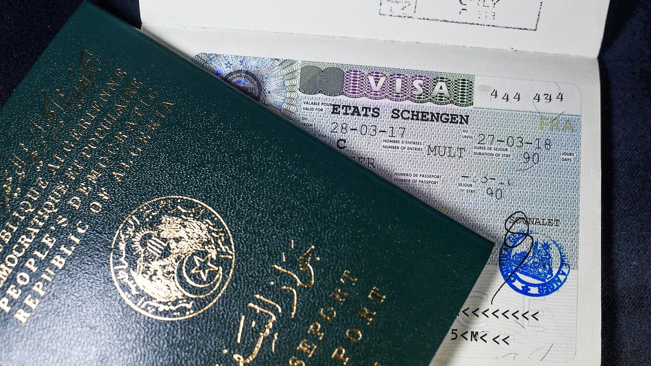 Après le coup de frein sur les visas, Alger accuse Paris de « chantage et d’intimidation »