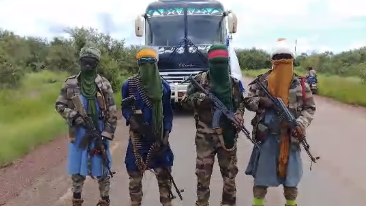 Routes bloquées, camions incendiés, entreprises attaquées : le JNIM ouvre un nouveau front au Mali