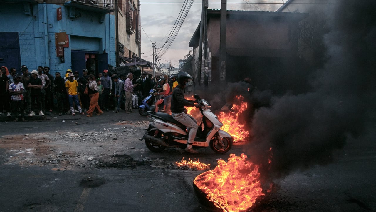 À Madagascar, une foule en colère paralyse la capitale et vise des proches du président Rajoelina