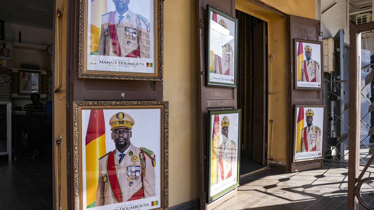 Présidentielle en Guinée : comment Mamadi Doumbouya a mis hors jeu ses adversaires