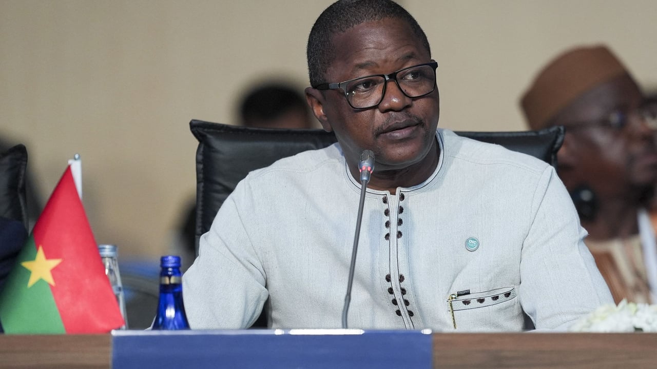 Afrique-États-Unis : le Burkina Faso affirme avoir refusé d’accueillir des expulsés de Donald Trump
