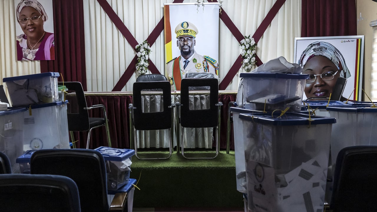 Présidentielle en Guinée : des premiers résultats confirment la large avance de Doumbouya