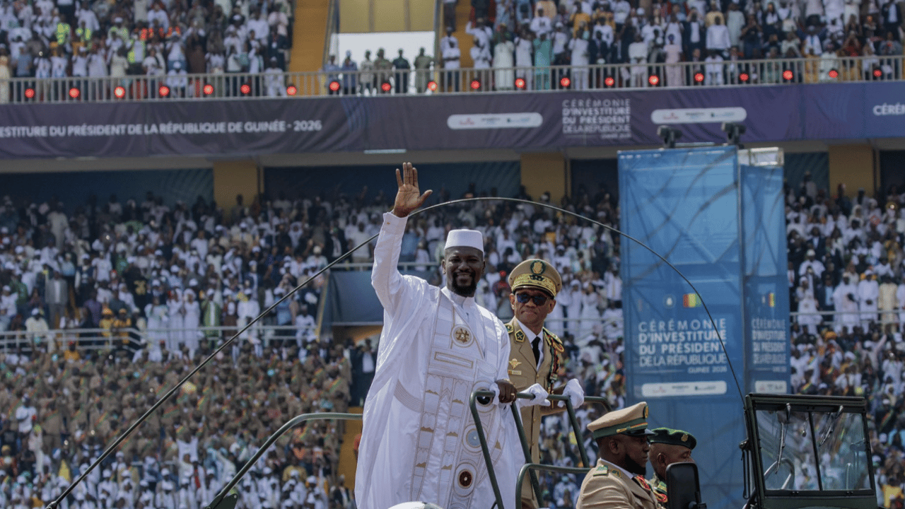 « Mon cœur est rempli d’émotion » : en Guinée, Mamadi Doumbouya investi président