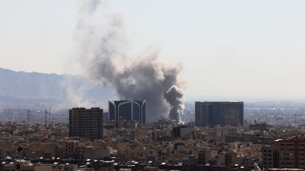 L’Iran promet de venger la mort d’Ali Khamenei malgré les menaces de Donald Trump