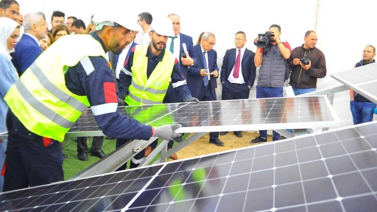 Tunisie : la ministre de l’Énergie limogée sur fond de polémique sur les centrales solaires