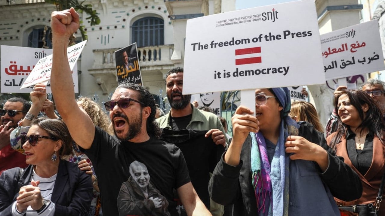 Tunisie : peine de trois ans et demi de prison confirmée contre les journalistes Mourad Zeghidi et Borhen Bsaies