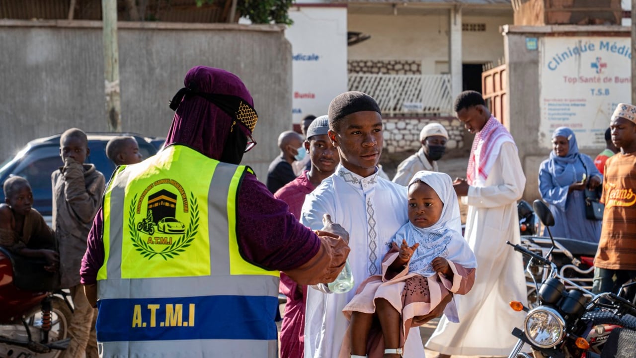 Ebola : l’Ouganda ferme ses frontières avec la RDC, alors que la guerre dans l’Est favorise la propagation de l’épidémie