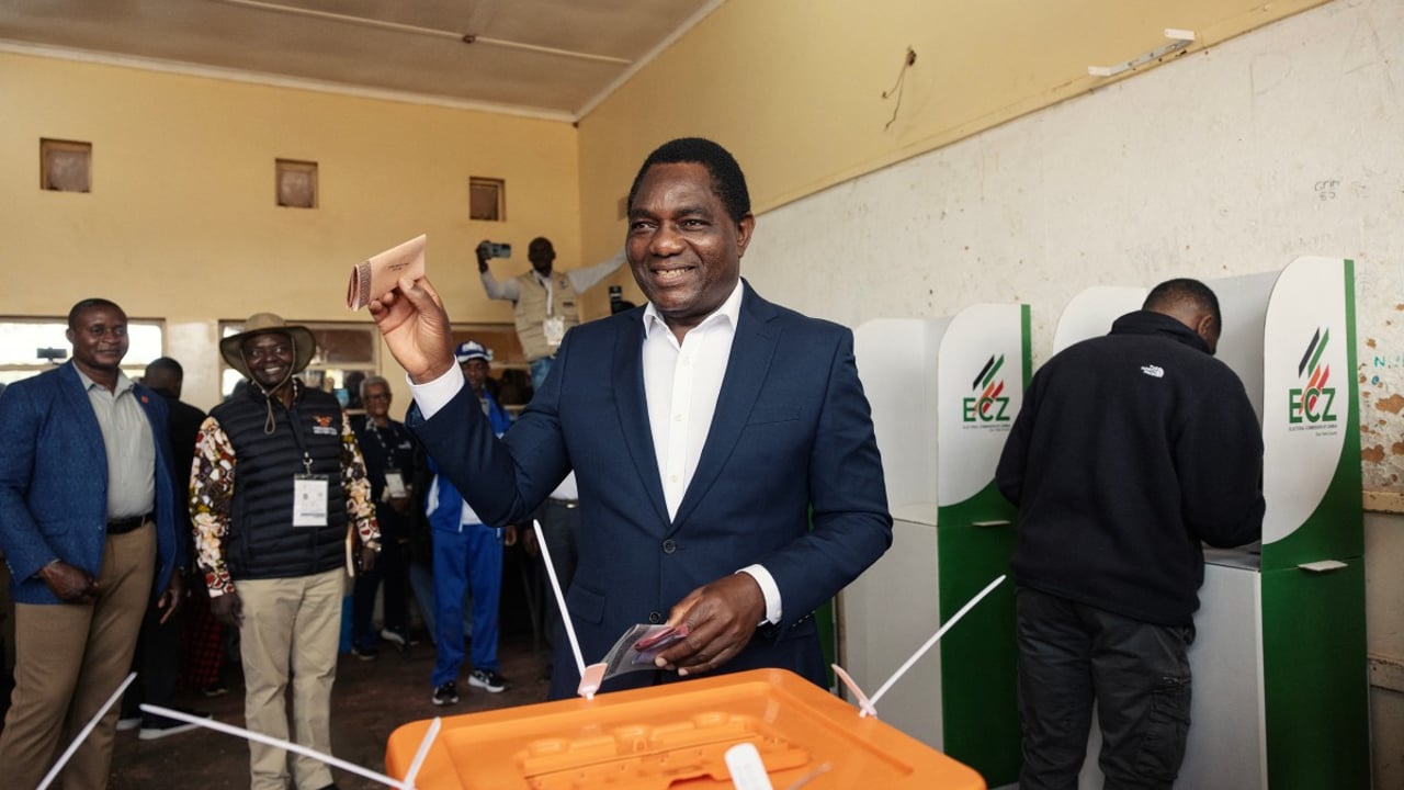 Zambie : Hakainde Hichilema réélu président avec 60 % des voix malgré des tensions inédites