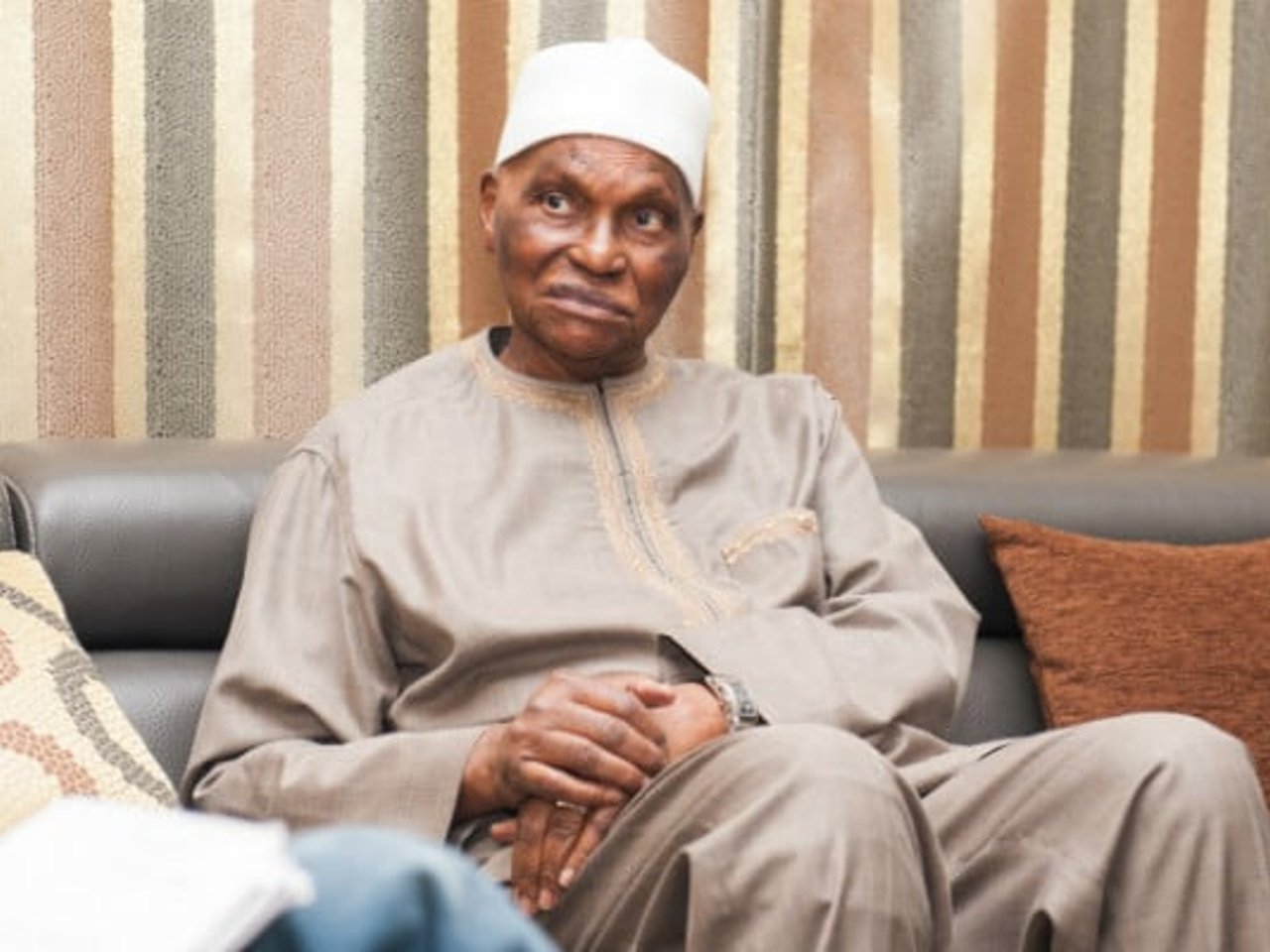 Portrait officiel du président Abdoulaye Wade devant le Monument de la Renaissance Africaine à Dakar.