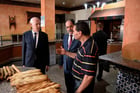 Le président Kaïs Saïed visitant une boulangerie à Tunis, lors de la crise du pain, en août 2023. © MAHJOUBYASSINE/Tunisian Presidency/SIPA