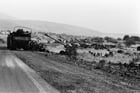 Des troupes israéliennes progressent en direction du plateau syrien du Golan, le 12 octobre 1973. © GABRIEL DUVAL/AFP