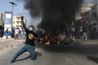 Un manifestant devant une barricade en feu lors des heurts à Dakar, le 4 février 2024, au lendemain de l’annonce par Macky Sall du report de l’élection présidentielle. © Photo by Seyllou / AFP