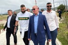 Le footballeur Karim Benzema (T-shirt Adidas), à Béjaïa, ville dont sa famille est originaire, le 1er juin 2024. © DR